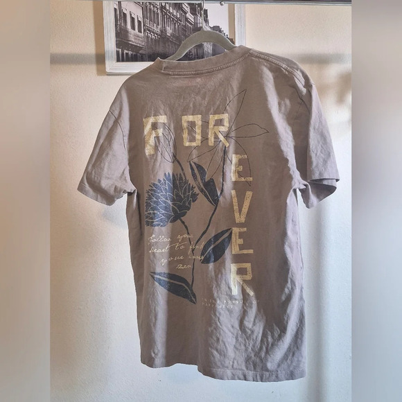 Free Planet Men's Gray T-Shirt with Blue Tree Design - Picture 4 of 4